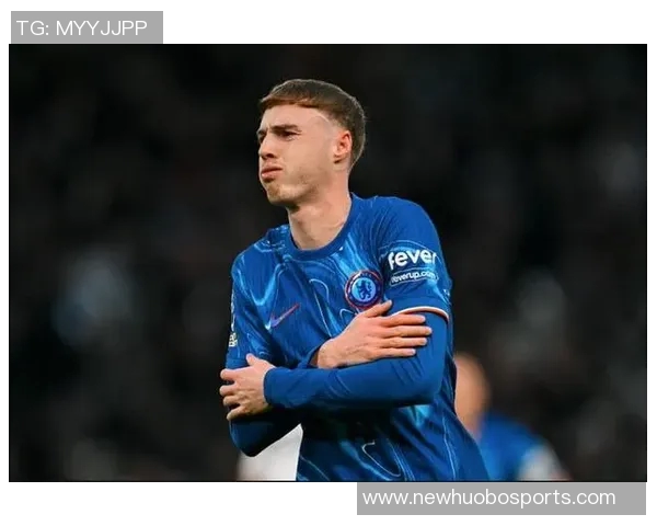 切尔西备战强敌帕尔默训练场重聚埃斯特旺畅谈战术心得