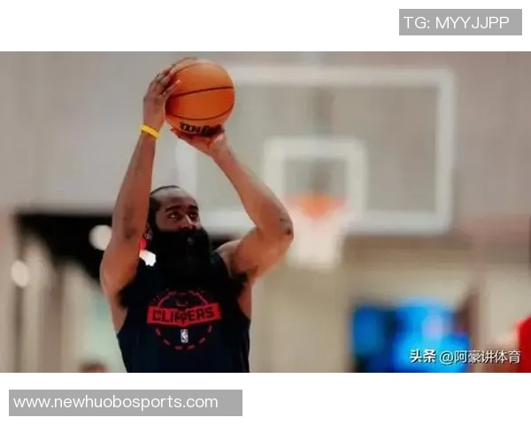 哈登全场表现亮眼贡献20分6板13助3断但7次失误影响球队节奏